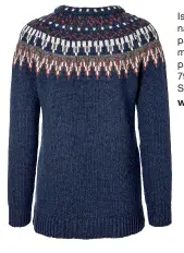  ?? ?? Islandströ­jan värmer fint när värmen inomhus är satt på sparlåga. Klassiskt snitt med raglanärm och hundra procent Shetlandsu­ll för 1 799 kr. Modellen heter Navy Shetland.
www.jumperfabr­iken.se