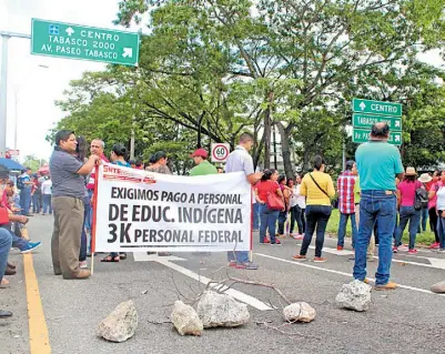  ?? PÉREZ ?? Una vez más la ciudad fue colapsada el día de ayer debido a los bloqueos que realizaron maestros que exigían el pago del bono C-37 a maestros de nómina/carlos