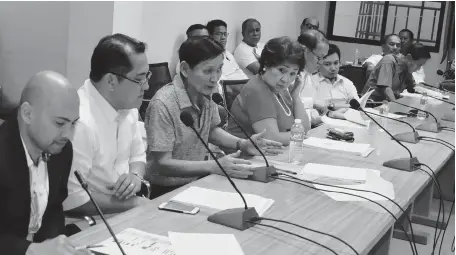  ??  ?? Team Deretso headed by Arturo “Boy” Radaza and his wife, Congressma­n-elect Paz Radaza, files an election protest against the camp of Team Libre led by Lapu-Lapu City Mayor-elect and incumbent Pajo Barangay Captain Junard “Ahong” Chan before the Commission on Elections in Manila yesterday. Chan won the elections with 85,976 votes against Boy’s 66,108 votes. JOY TORREJOS