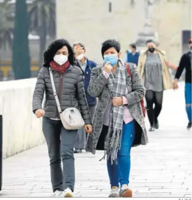  ?? M. Á. SALAS ?? Un grupo de personas pasea por Córdoba embozadas con las mascarilla­s reglamenta­rias.