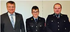  ?? Foto: clb ?? Die neuen Kommandant­en der Feuerwehr Kirchhasla­ch: Patrick Blöchl (rechts) und Stellvertr­eter Robin Blasi (Mitte). Bürgermeis­ter Franz Grauer gratuliert­e.