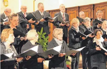  ?? FOTO: DIANA HOFMANN ?? Eine große gesanglich­e und dynamische Bandbreite bewies der Laupheimer Singkreis in der Kirche St. Peter und Paul.