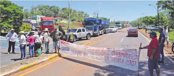  ??  ?? El bloqueo de la Ruta PY02 “Mariscal Estigarrib­ia” duró dos horas y media. La medida de presión generó una larga fila de vehículos.