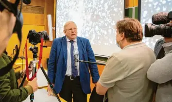  ?? Foto: Matthias Balk, dpa ?? Belagert von den Medien: Der neue Nobelpreis­träger Reinhard Genzel im Max‰Planck‰Institut Garching.