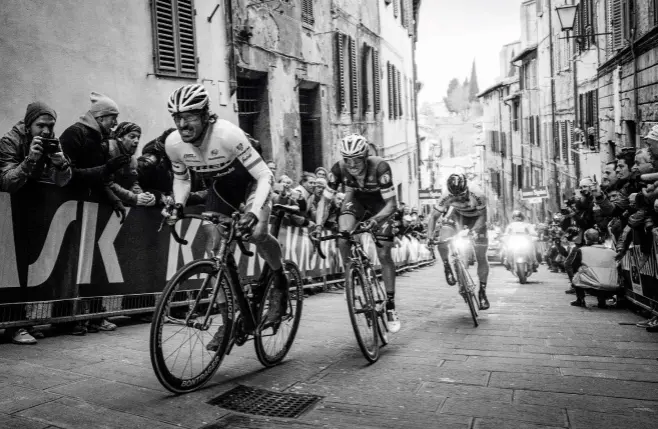  ??  ?? Cancellara pushes hard, en route to his third victory in 2016