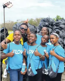  ?? CONTRIBUTE­D ?? Jamaican youth have been making their presence felt when it comes to the environmen­t. Here, FLOW Vlogger Dutty Berry (back row, left) snaps a selfie with Shelly-Ann O’connor (back row, right), FLOW Foundation executive, and these girls to help rid...