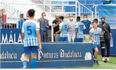  ?? M. BÁEZ ?? José María Muñoz, Manolo Gaspar, Duda, Funes e Iznata saludan a los juveniles.