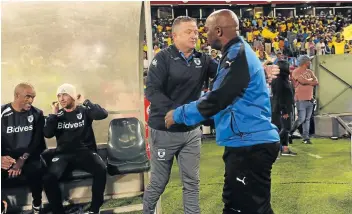  ?? Picture: Lefty Shivambu/GALLO IMAGES ?? AMICABLE: Pitso Mosimane, coach of Mamelodi Sundowns, shakes hands with Bidvest Wits coach Gavin Hunt. There is a mutual respect between the two rivals.