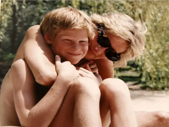  ??  ?? Diana, Princess of Wales, embracing Prince Harry while on holiday at an undisclose­d location (Kensington Palace)