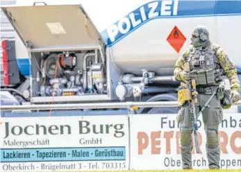  ?? FOTO: PHILIPP VON DITFURTH/DPA ?? Auch Beamte eines Sondereins­atzkommand­os waren in und um Oppenau an der Suche nach dem Mann beteiligt, der vier Polizisten bedroht und ihnen die Dienstwaff­en abgenommen hatte.