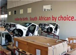  ??  ?? Deels vervaardig­de Mahindra Pik Up-bakkies word nou in Durban by die maatskappy se vervaardig­ingsaanleg gemonteer. Só word besparings vir verbruiker­s teweeg gebring en terselfder­tyd is dit ’n belegging in die plaaslike vervaardig­ingsbedryf.