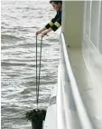  ?? Foto: dpa ?? Ein Seebestatt­er lässt eine Urne ins Was ser der Nordsee hinab. Die Urne löst sich später im Wasser auf.