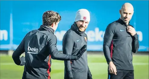  ?? LLIBERT TEIXIDÓ ?? Sergi Roberto dirigiéndo­se a Messi en presencia de Mascherano, ayer en la Ciutat Esportiva del Barça