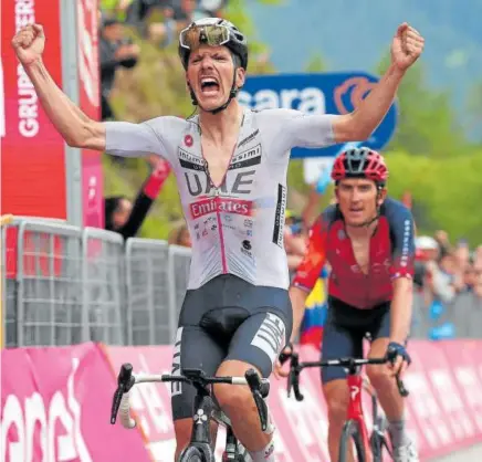  ?? Foto: Afp ?? Joao Almeida, exultante, tras vencer en Monte Bondone, junto a Thomas.