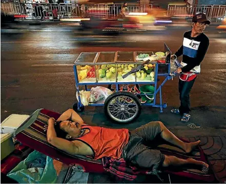  ?? PHOTO: REUTERS ?? Bangkok street life comes with its share of challenges, not least the heady aromas.
