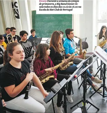  ??  ?? Ensaio Durante a semana do estágio de primavera, a Big Band Júnior ensaia todos os dias das 10.00 às 18.00 na Escola do Hot Club de Portugal