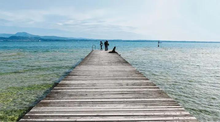  ?? Fotos: Max Intrisano ?? Hach, ist das nicht schön! Der Blick von Sirmione aus auf den Gardasee – und fast keine Menschen, die stören. So leer ist es hier eigentlich erst in den kommenden Wochen.