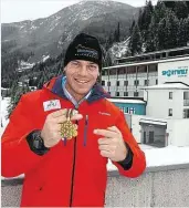  ??  ?? Ex-Weltmeiste­r Walchhofer vor einem seiner Hotels in Zauchensee.