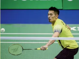  ?? — AFP ?? China’s Lin Dan en route to his 17- 21, 21- 18, 22- 20 win over local boy Ng Ka Long Angus in their Hong Kong Open quarter- final on Thursday.