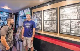  ??  ?? ÍDOLO. Saludando a los hinchas de Los Ángeles Aztecs. ‘THE UNDERGROUN­D’. MUSEO. El bar es un mosaico de recuerdos del paso de Best por Los Ángeles.