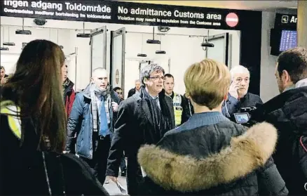  ?? GARRIDO / ACN ?? Carles Puigdemont atraviesa la puerta de llegadas del aeropuerto de Copenhague-KastrupRAF­A