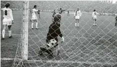  ?? Foto: imago ?? Und wieder klaubt Bayern-Torhüter Sepp Maier den Ball aus dem Netz. 4:7 verloren die Münchner am 20. Oktober 1973 in Kaiserslau­tern.