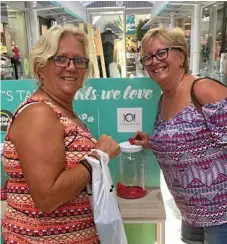  ??  ?? Vicki Schull (left) and Leanne Dickinson at Clifford Gardens Shopping Centre.