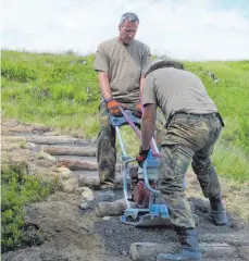  ?? FOTO: HUBERT HEINL/STAATSFORS­TEN ?? Die schwere Arbeit am Berg ist schweißtre­ibend. Deshalb freut sich der Staatsfors­tbetrieb Sonthofen darüber, dass er regelmäßig Hilfe von der Bundeswehr erhält.