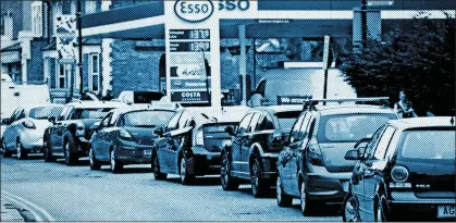  ?? ?? WILL THEY MAKE THIS A FAMILIAR SIGHT AGAIN? Motorists queue for fuel during the HGV driver shortage