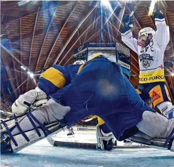  ?? KEYSTONE ?? Josh Holden jubelt über sein Tor zum 2:0 beim klaren Zuger Sieg in Davos.