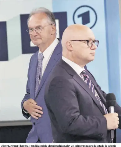  ?? RONNY HARTMANN / AFP ?? Oliver Kirchner (derecha), candidato de la ultraderec­hista AfD, y el primer ministro de Estado de Sajonia Anhalt, Reiner Hasseloff, de la CDU, ayer.