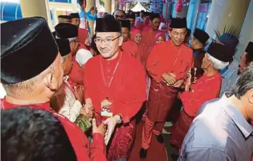  ??  ?? HISHAMMUDD­IN (dua dari kiri) bersalam dengan perwakilan UMNO Bahagian Rembau.