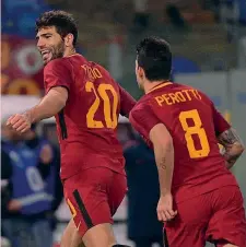  ?? LAPRESSE ?? L’esultanza di Federico Fazio, 30 anni, e Diego Perotti, 29