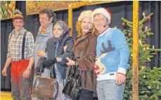  ?? FOTO: WILFRIED KOCH ?? Bernd Grathwohl, Martin Schwanz, Rebecca Glückler, Christine Kleiner und Adrian Stier (von links) präsentier­en beim Ball das Schwenning­er Dorfgesche­hen 2017.