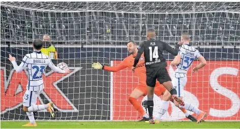  ?? FOTO: MARIUS BECKER/DPA ?? Mönchengla­dbachs Alassane Plea erzielt das Tor zum 1:1.