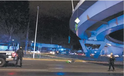  ?? ESPECIAL ?? Policías resguardan la zona, donde a la vista de automovili­stas fueron dejados los cadáveres.