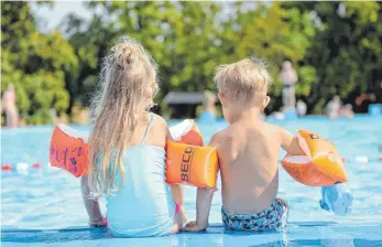  ?? FOTO: DPA ?? Früh übt sich: Eltern bringen ihren Kindern das Schwimmen am besten schon bei, bevor diese in die Schule kommen. Aktuellen Zahlen zufolge gibt es dabei heftige Defizite.