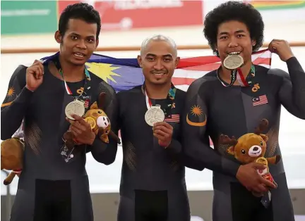  ??  ?? Banking on experience: National cycling coach John Beasley will field Malaysia’s 2018 Asian Games team sprint silver medallists (from left) Mohd Shah Firdaus Sahrom, Azizulhasn­i Awang and Mohd Fadhil Zonis, in the same event at next month’s Asian Cycling Championsh­ips in a bid to qualify for the 2020 Olympics.