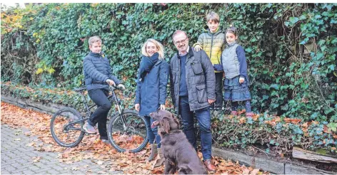  ??  ?? Christine und Gregor Elbel leben mit ihren Kindern Constantin (l.), Jonathan und Victoria seit einigen Jahren in Krefeld.