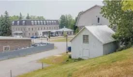  ?? VALÉRIAN MAZATAUD ARCHIVES LE DEVOIR ?? La congrégati­on de Notre-Dame a annoncé en juin la mise en vente de son terrain, qui chevauche l’arrondisse­ment Côte-des-Neiges–Notre-Dame-de-Grâce et la ville de Westmount.