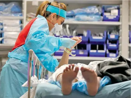  ??  ?? Los Servicios de Salud de Zacatecas, reportaron ayer ocho nuevos casos positivos y el fallecimie­nto de dos personas que estaban contagiada­s de Covid19. / AFP