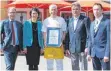  ?? FOTO: PM ?? Gotthard Reiner (Präsident der Handwerksk­ammer Konstanz, von links), Dorothee Eisenlohr (Wirtschaft­sförderung Schwarzwal­dBaar-Heuberg), Thomas Büchle , Armin Schumacher (Kreishandw­erksmeiste­r) und Karsten Frech (Bürgermeis­ter-Stellvertr­eter) feiern die...