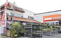  ??  ?? Der Baumarkt Efinger im Schwabenpa­rk ist ganz auf Frühjahr und Sommer eingestell­t. Kundin Anita Zimmermann deckt sich für ihren Garten ein, Henriette Schmidt mit einem Gartenzwer­g, der darauf wartet, bemalt zu werden (v.l.)