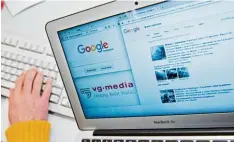  ?? Foto: dpa ?? Auf Internetpo­rtalen wie Google News werden Nachrichte­nanreißer veröffentl­icht. Da mit verdient Google Geld. Die Frage ist: Muss es etwas davon abgeben?