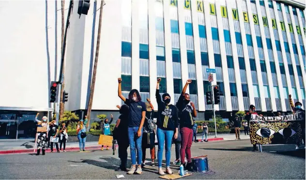  ?? Agence France-presse ?? ↑ Demonstrat­ors in support of Black Lives Matter block Wilshire Blvd following a protest outside the residence of Mayor Eric Garcetti in Los Angeles.