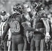  ?? Karen Warren / Houston Chronicle ?? Deshaun Watson (der.) lanzó ante los Colts dos pases de touchdown a DeAndre Hopkins (izq.).