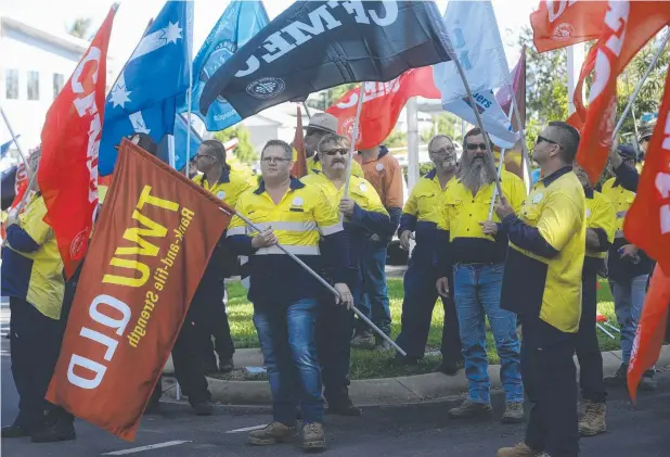  ?? Pictures: STEWART McLEAN ?? NOT HAPPY: Worker rally outside the Spence St building of Cairns Regional Council yesterday.