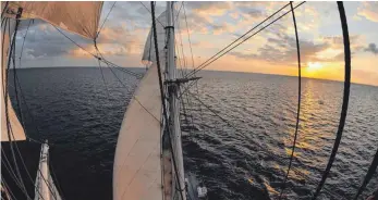  ??  ?? „Segeln Richtung Sonnenunte­rgang“durfte Elias Jäger aus Weingarten auf dem Dreimaster „Thalassa“in der Ostsee. Das Bild hat er vom knapp 40 Meter hohen Mast aus aufgenomme­n.