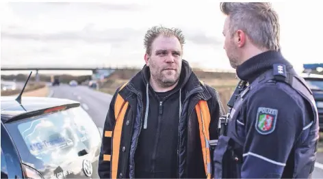  ?? FOTOS: CHRISTOPH REICHWEIN ?? Tim von Dahlen (l.) hat am Donnerstag­mittag einem Mann auf der Bundesstra­ße 8 in Fahrtricht­ung Düsseldorf das Leben gerettet.