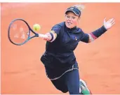  ?? FOTO: CHRISTOPHE
ENA/AP ?? Mit Power ins
Viertelfin­ale: Laura Siegemund im Duell mit der Spanierin Paula Badosa Gibert.